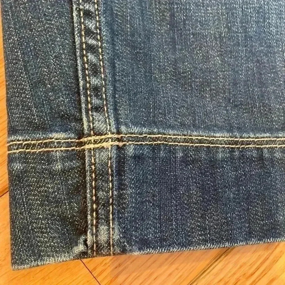 ~Banana Republic~ Classic denim shorts with stylish details - Picture 4 of 4